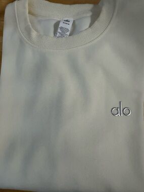 ALO Yoga Men’s Crewneck Sweatshirt in Cream with Silver Logo